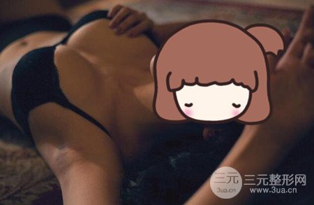 假體隆胸術后成功擺脫小學生身材,立現性感身材