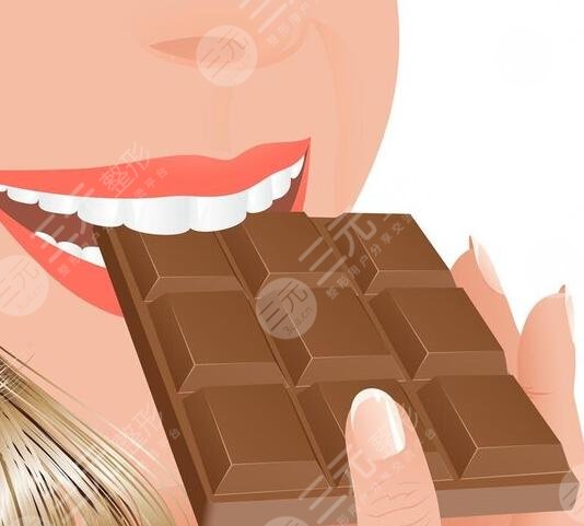 　　吃巧克力減肥法有果嗎?近老是聽到很多人說吃巧克力可以減肥，減肥一直都是大家一輩子都在奮斗的事情，很多人都在減肥和放棄中不斷的掙扎，只要找到一個可以進行減肥好方法，都會出嘗試一下。近就有很多小伙伴在咨詢吃巧克力的減肥方法，這個有沒有科學依據(jù)先不說的，如果按照正常飲食后，再吃巧克力估計沒有審美減肥果，巧克力也分很眾多，有不含糖不含牛奶的黑巧克力，還有含牛奶含糖的白巧克力，長期吃黑巧克力減肥，可能還是有一點果的吧。  　　一、吃巧克力減肥法有果嗎?  　　很多人說能夠堅持鍛煉減肥就堅持鍛煉減肥，這樣的減肥方式比較健康，也是比較不錯的一個方式，但因為快節(jié)奏的生活和工作，很多年輕人都沒有自己的私人生活，不是在加班就是在加班的路上，哪里有這么多時間進行減肥鍛煉了，于是大家就在其他的減肥方式中尋找出爐，什么21天蘋果法、什么過午不食法，以及現(xiàn)在的吃巧克力減肥法，都在當下年輕人的選擇中，總結了一下這些減肥方法的秘訣。  　　基本就是節(jié)食，吃蘋果，光吃蘋果不吃主食，沒有熱量的攝入，堅持21天，是會瘦下來的，但減下來的基本都是肌肉，脂肪反而沒有減少，不管是蘋果減肥，過午不食，還是吃巧克力減肥法都是一樣的原理，這算的上是一種不健康的減肥方式，會降低一個人的免疫力，也會造成一些不太好的后果，減肥的方式一定要健康，盡量管住嘴，邁開腿。  　　二、醫(yī)美整形上的塑性方式  　　除了鍛煉減肥以外，在醫(yī)美整形項目上也有能夠塑性的項目，那就是吸脂私信，對醫(yī)美整形項目比較了解的小伙伴們，或多或少也了解過吸脂塑性這個整形項目，他的原理是，在醫(yī)美整形上，利用先進的吸脂設備，先對想要吸脂的部位進行消毒，注射*藥，然后注射膨脹液，將脂肪和皮下組織分開，然后在吸脂部位做一個小的切口，然后將大小合適的吸脂針伸入吸脂部位，連接上負壓抽吸機，就可以進行吸脂手術了，手術結束后，要多多走路鍛煉，將腫脹液和其他液體排除體外，然后堅持穿塑形衣，手術就完成了。  　　吸脂手術不僅是適用于局部塑性，還可以多個部位一直做吸脂手術，也可以進行全身的吸脂手術。吸脂手術的適用人群主要是，小部位的脂肪堆積，臀部、腰腹部、手臂、大腿等位置，體重過重的人不適合，因為吸脂手術只能塑性，并不能代替鍛煉減肥，對吸脂手術抱有很大希望的小伙伴們，也不太合適做吸脂手術。  　　三 、吸脂手術的價格怎么樣?  　　1、吸脂的部位不同價格也就不同  　　吸脂手術的費用一直都在變動，也會受到外界很多因素的影響，比如說每個人的脂肪堆積量不一樣，想要達到一個不錯的吸脂果，吸脂的的部位和量都會不同，價格也就會不同，比如說大腿、臀部、腰腹吸脂的價格就會比手臂和面部吸脂的價格要貴一點，總是就是做的部位越多，價格也就會越高，吸脂手術都是按照部位收費的。  　　2、選擇的整形醫(yī)生不同價格也就不同  　　整形醫(yī)生的是吸脂手術的主要實施者，吸脂手術是一項比較考驗醫(yī)生的技術和經(jīng)驗的，資質(zhì)齊全，資歷深，經(jīng)驗豐富的整形醫(yī)生做吸脂手術的價格就會比一個普通整形醫(yī)生的高，一般來說，主任醫(yī)師的做的價格就比主治醫(yī)師的高很多，雖然是同一個部位。  　　3、選擇的整形醫(yī)院不同價格也就不同  　　吸脂手術并不是一個小手術，這個手術的精細度和細節(jié)要求都比較高，對整形醫(yī)院的設備和環(huán)境也有一定的要求，并且并不是每一個整形機構都有資質(zhì)做吸脂手術的，做這個項目，大家盡量找到一個專業(yè)正規(guī)的的整形醫(yī)院，里面不僅有先進的整形設別，還有標準化的無菌手術室和專業(yè)正規(guī)的mz團隊。