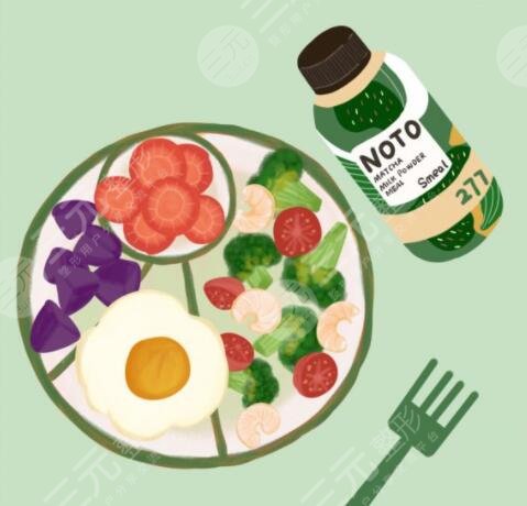 　　想減肥晚餐吃什么比較合理?現(xiàn)在有許多的小伙伴被肥胖困擾著，但是因?yàn)楣ぷ?，家庭或者學(xué)習(xí)的原因，并沒有充足的時(shí)間去運(yùn)動(dòng)減肥，為了維持自身的營養(yǎng)健康，也不能盲目的去節(jié)食減肥，所以我們可以通過改變自己的三餐，來達(dá)到一個(gè)維持營養(yǎng)的同時(shí)，能夠減重的果。就有很多的小伙伴想了解晚餐吃什么可以減肥。對(duì)此小編不僅查閱了資料，也進(jìn)行了親身實(shí)踐，整理了一些方法和食譜來對(duì)“想減肥晚餐吃什么”這個(gè)問題進(jìn)行答疑解惑，小伙伴們可以參考一下。  　　一、想減肥晚餐吃什么比較合理?  　　小伙伴們想要減肥的話，在吃晚餐的時(shí)候需要注意哪些問題呢?首先咱們晚餐的時(shí)間好安排在晚上的六點(diǎn)左右，遲也不要超過晚上八點(diǎn)。有很多減重醫(yī)生和我們科普過，晚上八點(diǎn)過后好不要再進(jìn)食了，如果感覺到饑餓的話可以喝的水，如果咱們晚餐吃的太晚的話，接著就要上床睡覺，這樣不僅會(huì)極大地增加患尿道結(jié)石的風(fēng)險(xiǎn)，也會(huì)使人更加容易發(fā)胖。  　　其次是晚餐，不適合過于豐盛的肉類因?yàn)橥聿统源罅康娜忸惖脑?，它?huì)使咱們身體內(nèi)的膽固醇含量極具增高，長時(shí)間這樣吃的話就容易誘發(fā)冠心病。然后晚餐不適合吃甜食，晚餐過后呢，咱們的運(yùn)動(dòng)量會(huì)減少，甜食會(huì)加劇脂肪在身體里面的堆積，所以為了達(dá)到減肥的果，咱們?cè)诔酝聿偷臅r(shí)候應(yīng)該避免吃甜食。  　　咱們?cè)诔酝聿偷臅r(shí)候，應(yīng)該避免吃太飽，想必大家都經(jīng)歷過晚餐吃的太飽的話呢，不僅更容易長胖，還會(huì)導(dǎo)致晚上容易睡不著覺。在晚餐的時(shí)候吃了大量的東西的時(shí)候會(huì)造成腸胃的負(fù)擔(dān)更重，腸胃就會(huì)傳遞很多信息給咱們的大腦，久而久之就會(huì)引起神經(jīng)衰弱等癥狀。所以咱們?cè)诔酝聿偷臅r(shí)候呢，好吃七分飽，如果想要通過晚餐減肥的話，吃半飽維持身體的營養(yǎng)就可以了。  　　二、晚餐減肥應(yīng)該吃什么?  　　咱們?cè)谕ㄟ^晚餐減肥的方法進(jìn)行減重的過程中，有一些食材可以達(dá)到這個(gè)減重的果，大家可以適當(dāng)吃。首先咱們可以吃豆類食品，有研究表明，豆類有助于消除人體腹部的脂肪，因?yàn)槎诡愔泻胸S富的膳食纖維，膳食纖維不僅可以去除身體的脂肪，也可以清除內(nèi)臟脂肪。其次，可以吃綠色葉子菜，晚餐選擇吃涼拌的綠色葉子菜，不僅可以保護(hù)幫助咱們少吃更多高熱量食物，也維持了咱們的健活。  　　然后呢，咱們可以在晚餐期間選擇吃粗糧，比如玉米，蕎麥，高粱等粗糧食物，它們也含有豐富的膳食纖維，促進(jìn)了腸胃的蠕動(dòng)，也能夠有的幫助咱們減肥。后呢，是晚餐期間可以適當(dāng)?shù)某约t辣椒，因?yàn)樾迈r的紅辣椒當(dāng)中含有辣椒素，它能夠加速人體的新陳代謝，從而減少脂肪在人體中堆積，也是一個(gè)減脂的小技巧。  　　三、醫(yī)療美容技術(shù)減肥  　　對(duì)于患有頑固性肥胖或者病理性肥胖的小伙伴，通過晚餐減肥的方法可能并不會(huì)起到的果，所以咱們可以選擇醫(yī)療美容的技術(shù)來達(dá)到減肥的目的。咱們常見的減肥手術(shù)呢，有抽脂手術(shù)和縮胃手術(shù)。抽脂手術(shù)呢是在身體部位脂肪比較厚的地方切一個(gè)小切口，然后從小切口的部位，將皮下脂肪取出來，達(dá)到減肥的目的，但是吸脂手術(shù)對(duì)醫(yī)生的技術(shù)要求是高的，所以小伙伴們需要到正規(guī)的醫(yī)院去咨詢?？s胃手術(shù)呢是通過切割的方式將胃部切割掉一部分縮小胃的容量，讓咱們的進(jìn)食變得更少，從而達(dá)到減肥的目的。