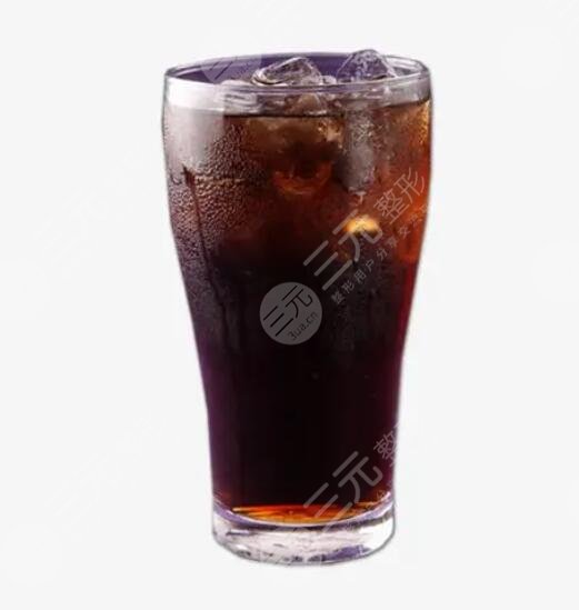 有色蘇打水、可樂等各種碳酸飲料